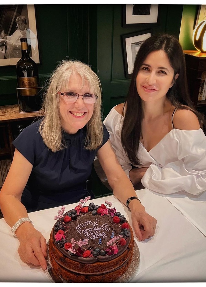 كاترينا كيف تهنئ والدتها بعيد ميلادها وأنوشكا شارما تعلق