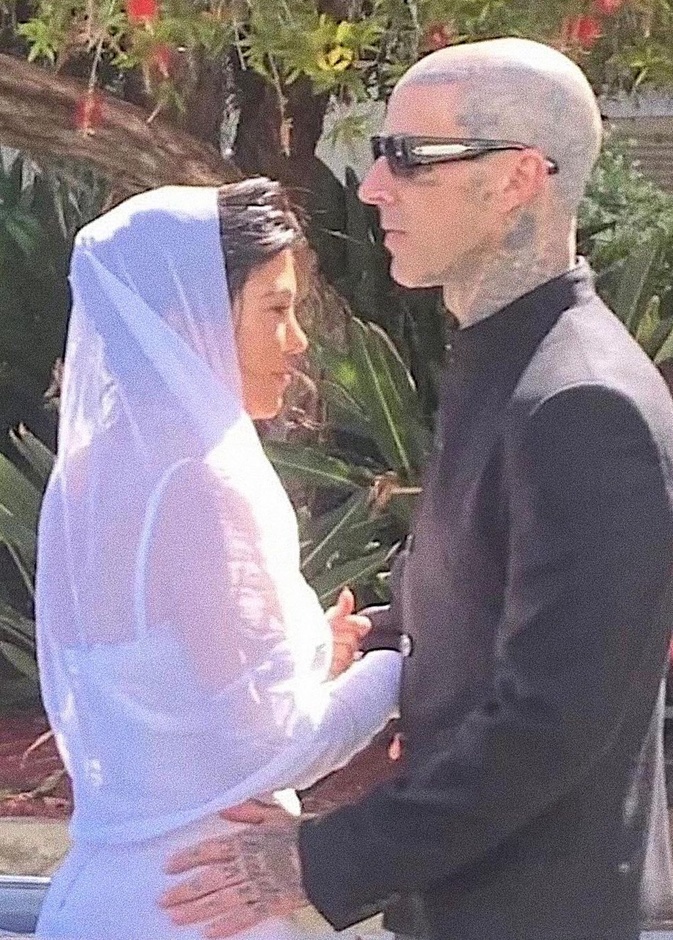 زفاف كورتني كارداشيان وترافيس باركر للمرة الثانية... شاهدي إطلالة زفافها