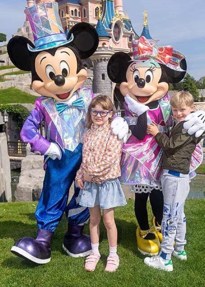 الأمير جاك والأميرة غابرييلا يزوران ديزني لاند باريس