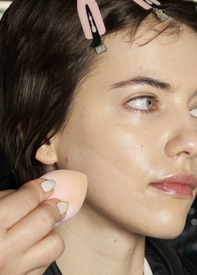 اختاري كريم أساس لبشرتك الدهنية بهذه المعايير