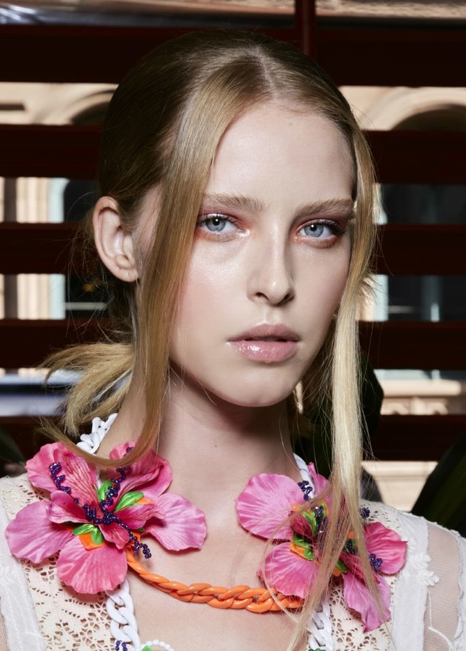 خطوات عمل مكياج راقي يناسب صاحبات البشرة الفاتحة في العيد