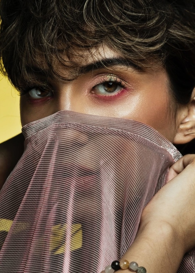 4 حيل ذكية لمنع سيلان الدموع عند تطبيق مكياج العيون