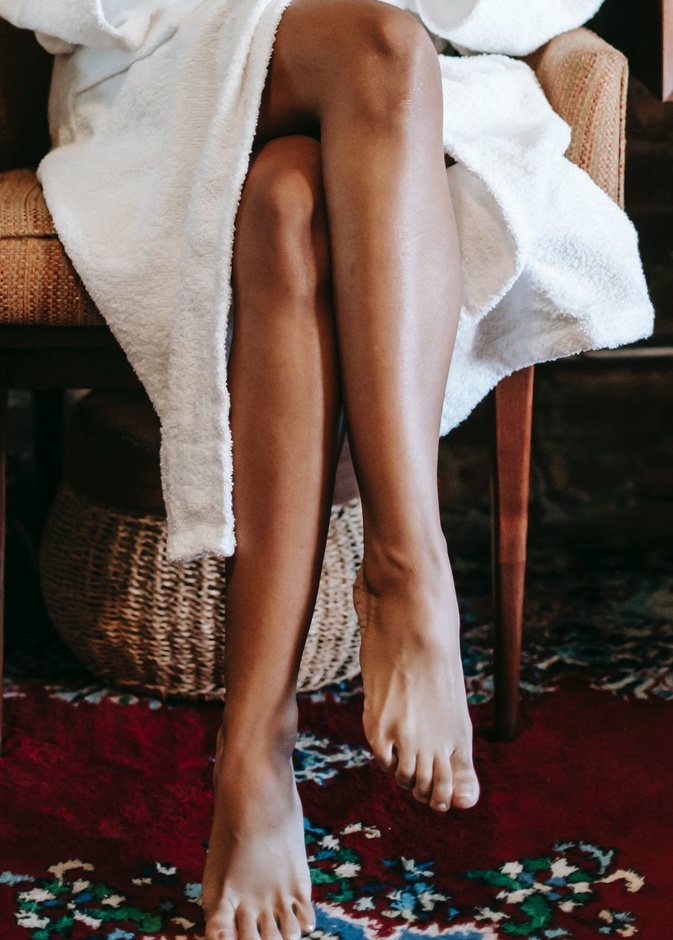 خلطات طبيعية لترطيب القدمين وتنعيمها في المنزل عن تجربة