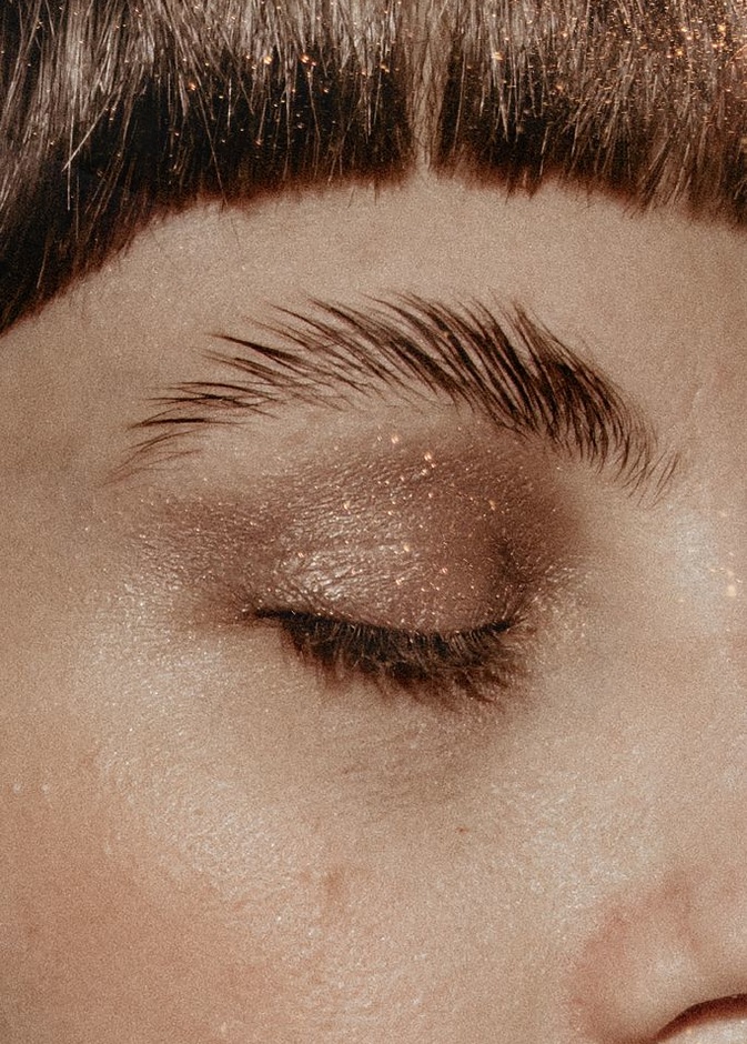 أفضل طرق وخلطات طبيعية لتكثيف الحواجب لإطلالة عصرية