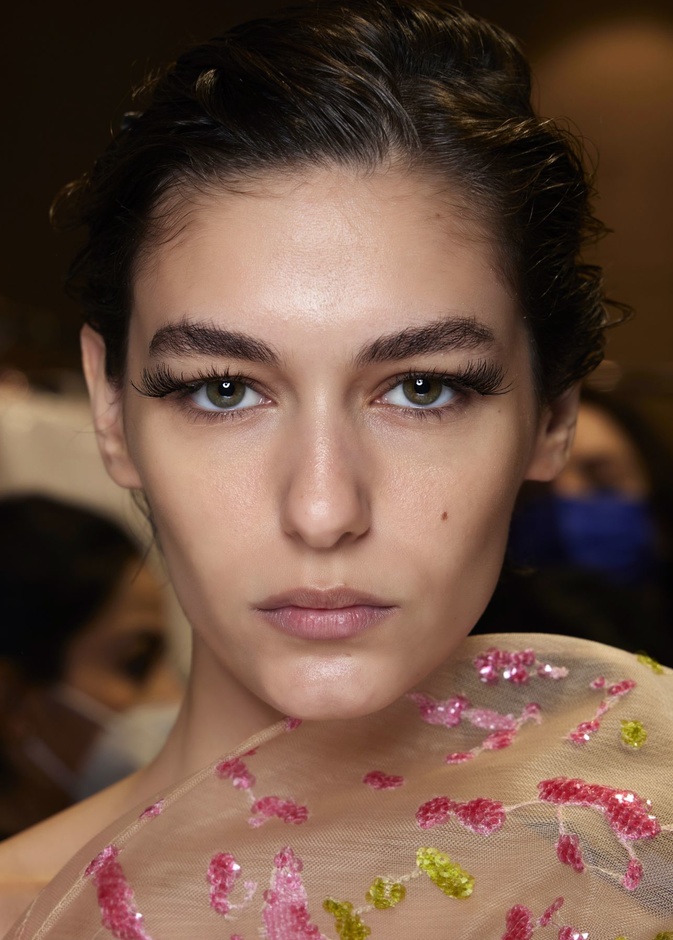 طريقة عمل سيروم من الألوفيرا لتكثيف وتطويل الرموش