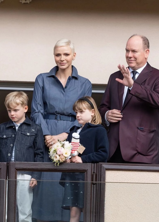  الأمير ألبرت تعهد بدفع مبلغ 10 مليون إسترليني سنويا لزوجته لتقبل بالعودة إلى موناكو