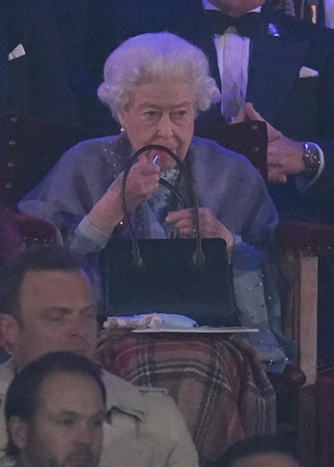 الملكة إليزابيث الثانية تضع أحمر الشفاه أثناء حضورها Windsor Horse Show