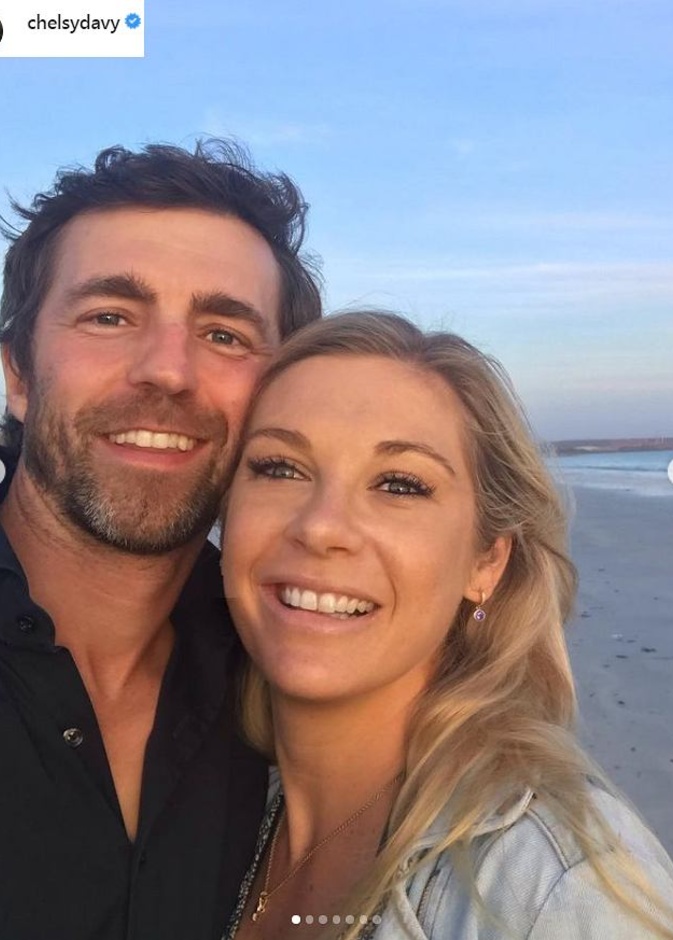 صديقة الأمير هاري السابقة تشيلسي ديفي تتزوج زميله سام كتمور سكوت