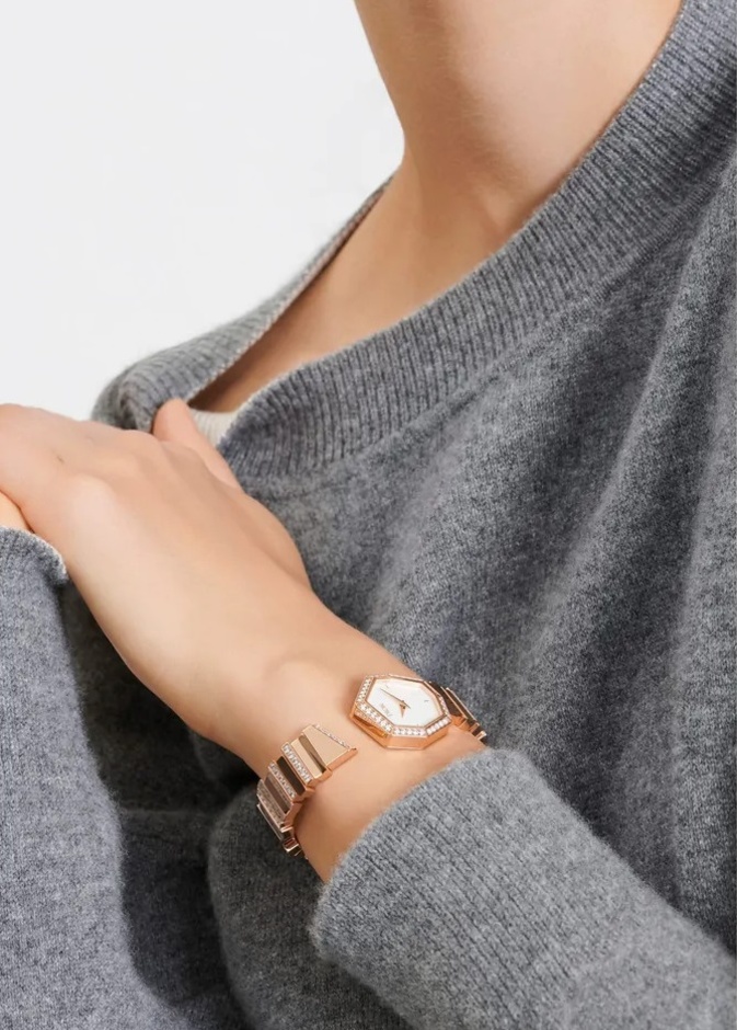 أجمل الساعات ذات أقراص الساعة المصنوعة بعرق اللؤلؤ