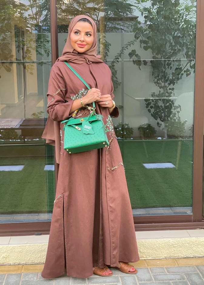 أماني الحنطي ترتدي حقيبة كيلي بجلد النعام الأخضر من Hermès