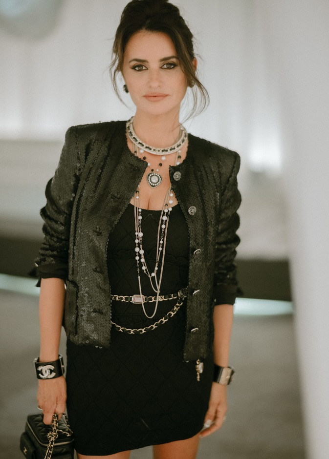 إطلالة بينيلوبي كروز سفيرة الدار التي تألقت بفستان أسود قصير من مجموعة Coco Beach