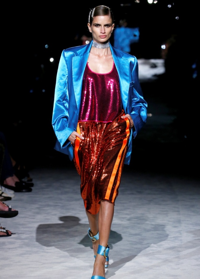 استوحي من عرض Tom Ford تنسيق الفستان الترتر الملوّن مع البليزر