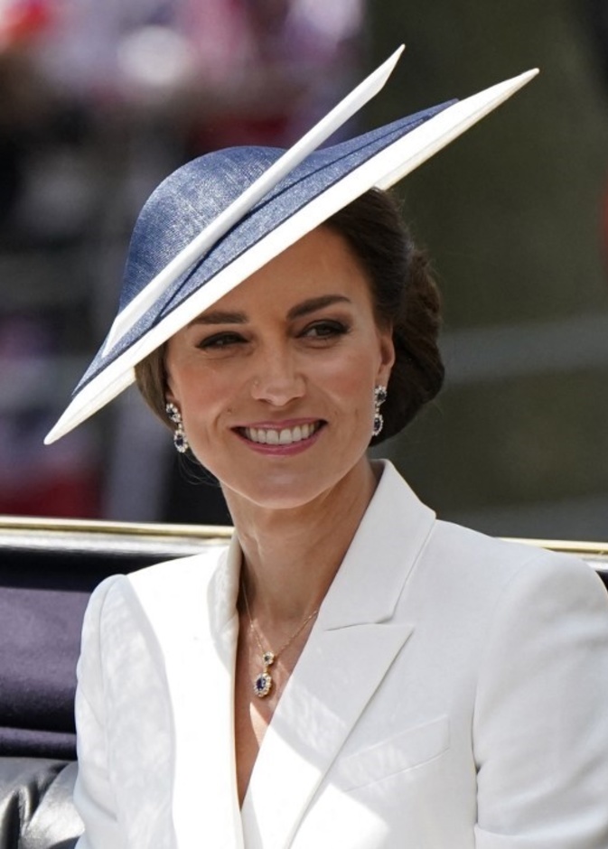 صيحات جمالية تناسب الملابس البيضاء طبّقيها بأسلوب كيت ميدلتون 2022