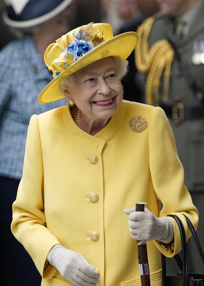 الألوان الزاهية مثل الأصفر، الفوشيا والأرجواني، تجعل من السهل اكتشافها بين الحشود الكبيرة