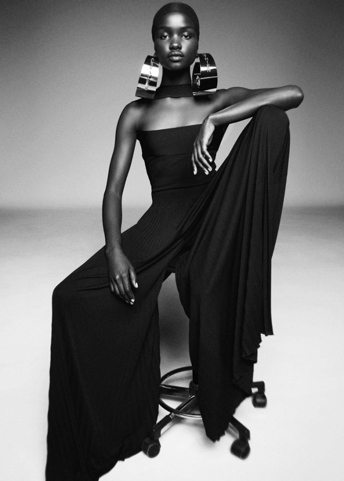 الجمبسوت الاسود من تصميم Alexandre Vauthier