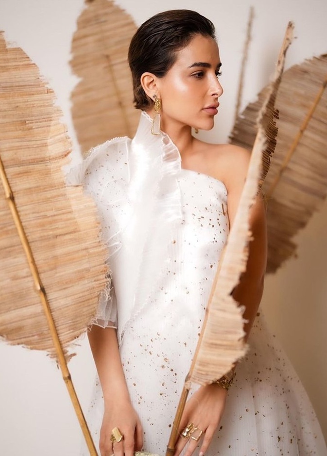 العارضة السعودية شموخ السواحة لـ "هي": أميل للبساطة ولكني أحرص على وضع بصمتي في أزيائي