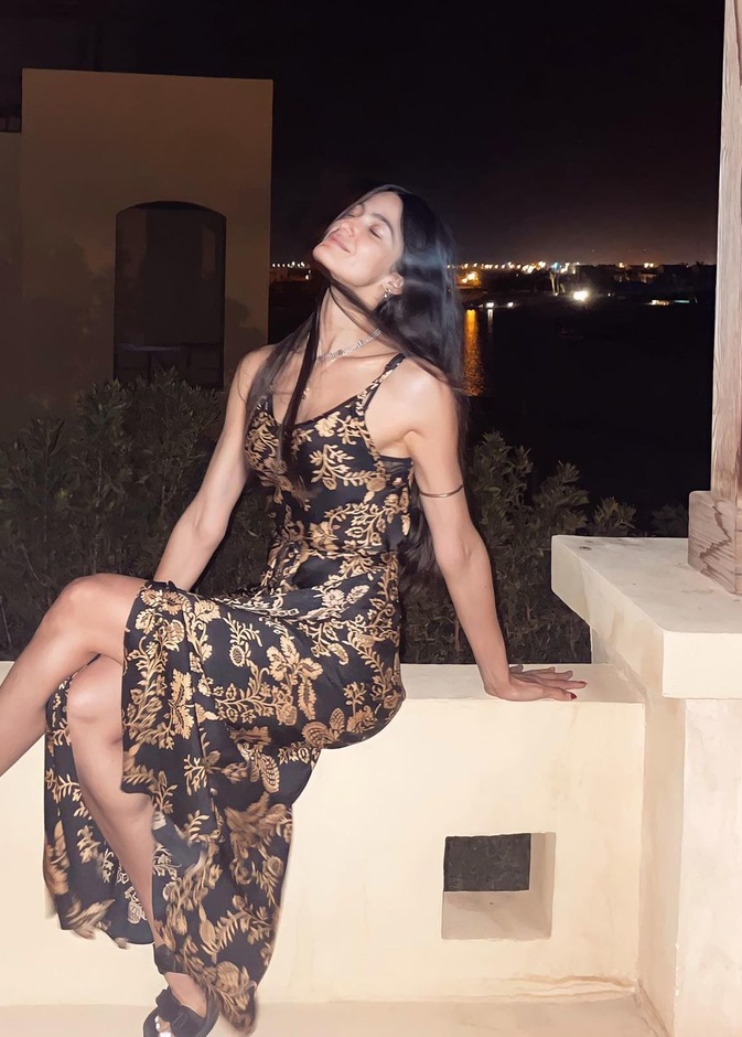 الفستان الأسود المزيّن بنقشات ذهبية ونسّقي معه الحذاء الأسود بكعب مسطّح