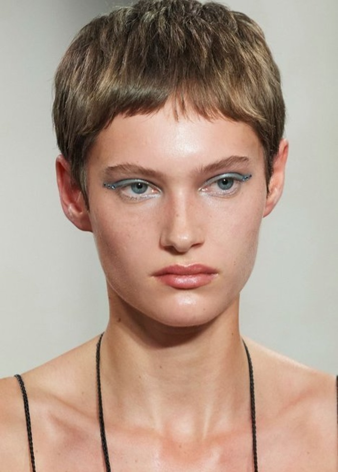 تعلّمي طرق وضع ألوان مكياج جريئة لسهرات الصيف