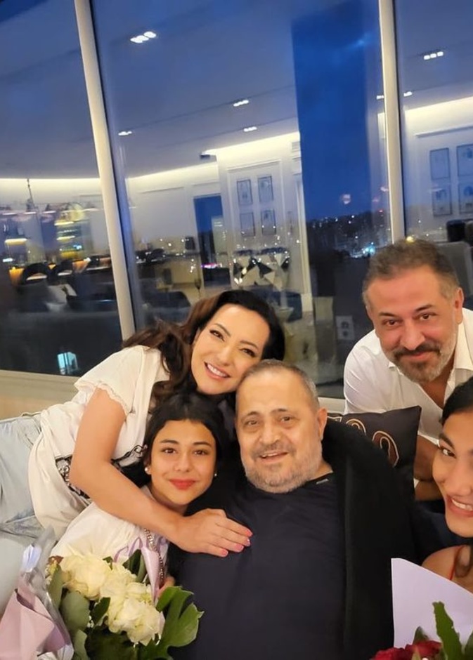 امل عرفة وطليقها عبد المنعم عمايري وابنتيهما مع الفنان جورج وسوف- انستغرام الفنانة