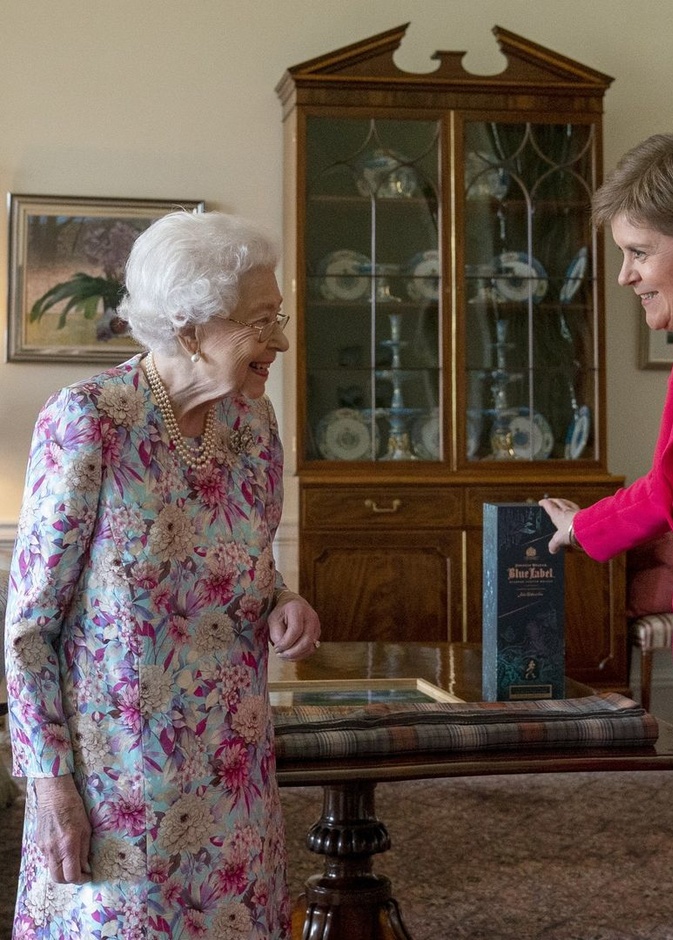 بدت إطلالة الملكة إليزابيث متألقة بالفستان الملوّن والمزيّن بنقشة الورود