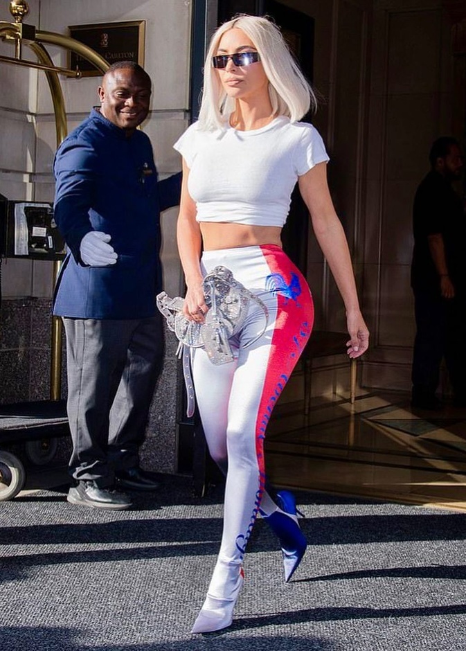 تألقت كيم بالـ pantbootsمن تصميم Balenciaga
