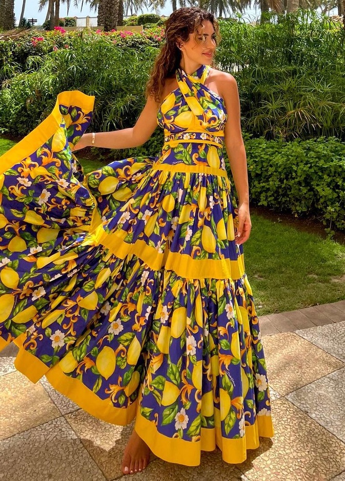 تألقت نجود الرميحي بفستان ماكسي من مجموعة Dolce&Gabbana تميّز بالألوان الأصفر والأزرق والأخضر