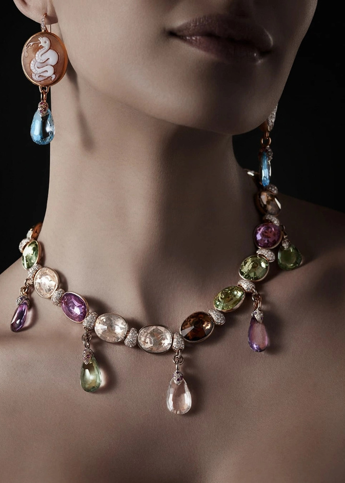 تألقي بالأقراط المتدلية من أحدث مجموعات المجوهرات الفاخرة