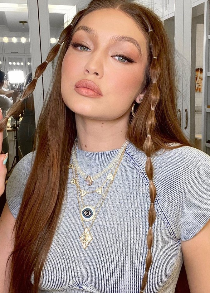 جيجي حديد ترتدي سلسلة من جاكي آيش Jacquie Aiche 