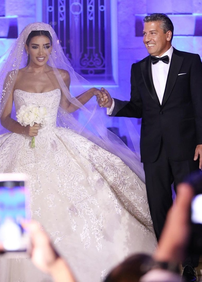 جيسيكا عازار مع والدها في يوم الزفاف