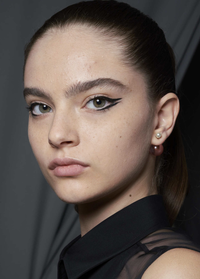 أبرز حيل المكياج لتثبيت خطوط الآيلاينر طوال النهار في صيف 2022