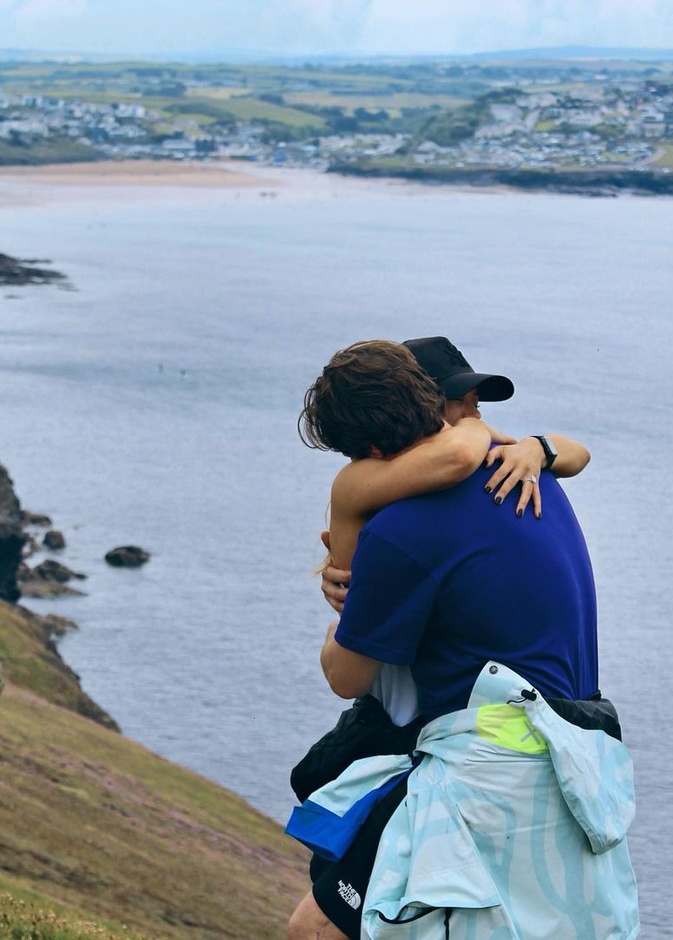 خطوبة المغني البريطاني أولي مورس وخبيرة اللياقة البدنية أماليا تانك