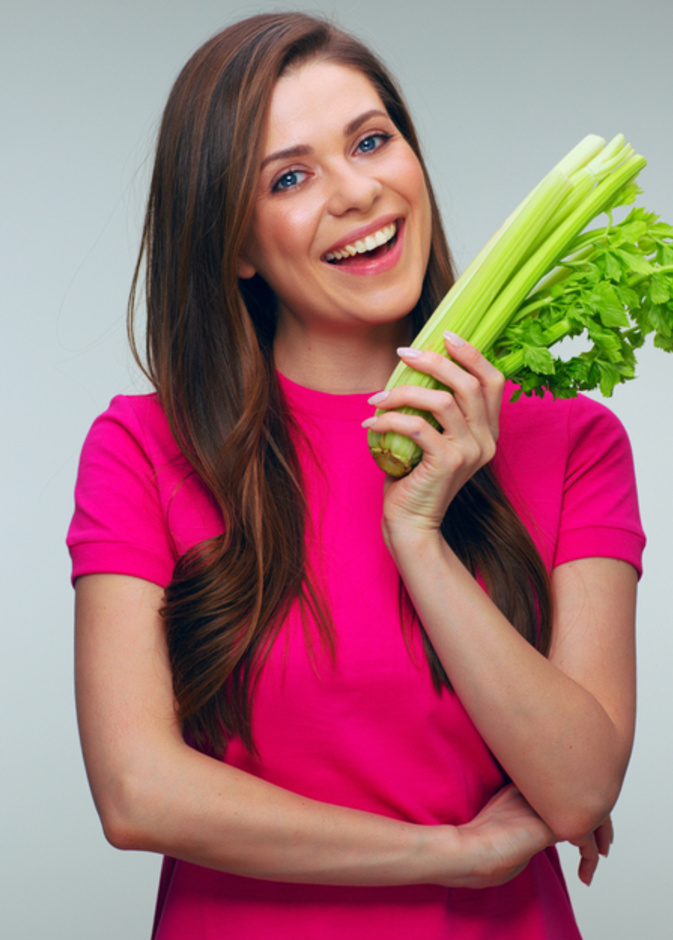 لماذا يجب على النساء الإكثار من تناول الكرفس