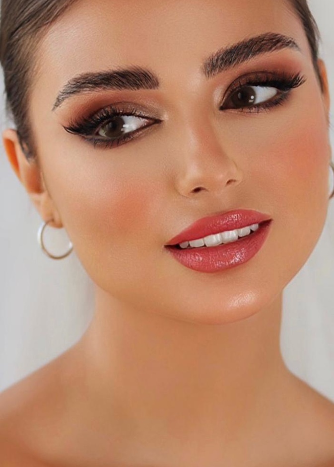 رسم الحواجب المرفوعة والعريضة بخطوات بسيطة مع خبيرة التجميل السعودية عائشة الحسين