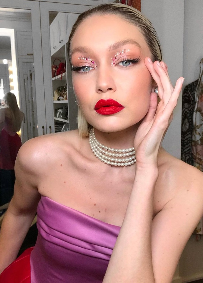 تعلّمي تطبيق أبرز الصيحات الجمالية البراقة بأسلوب جيجي حديد لسهرات صيف 2022