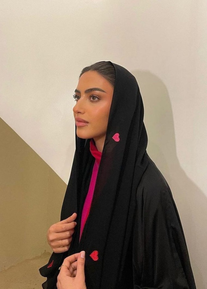 عبايات مطرزة بالقلوب صيحة صيف 2022