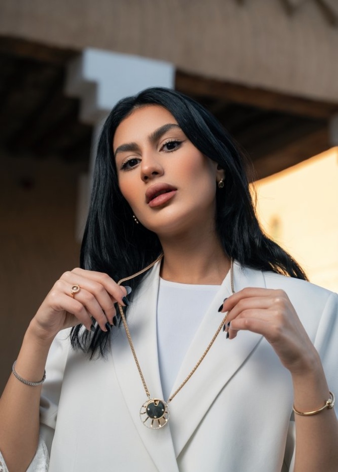 قطعة مستوحاة من عجلة المياه السعودية من مجموعة دلال للمجوهرات