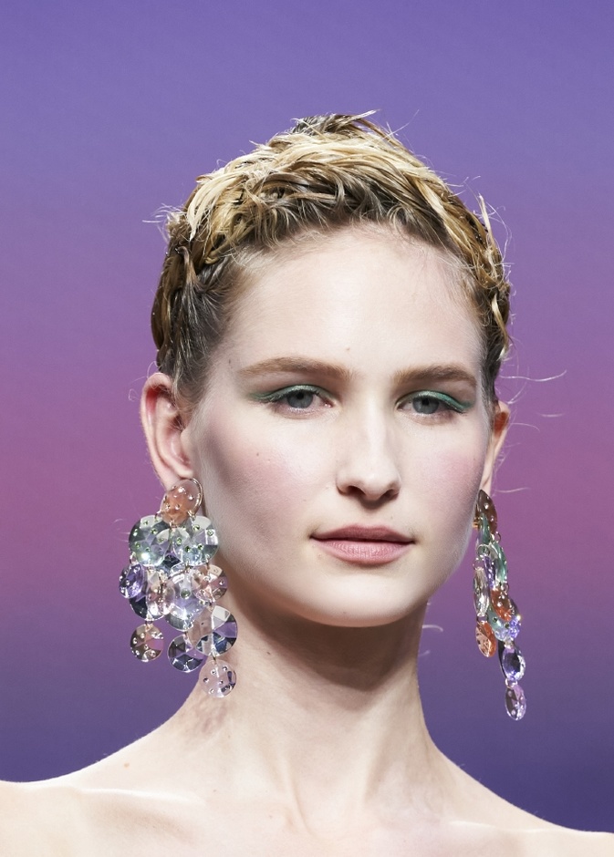 مكياج باللون الاخضر القوي من وحي دار Giorgio Armani