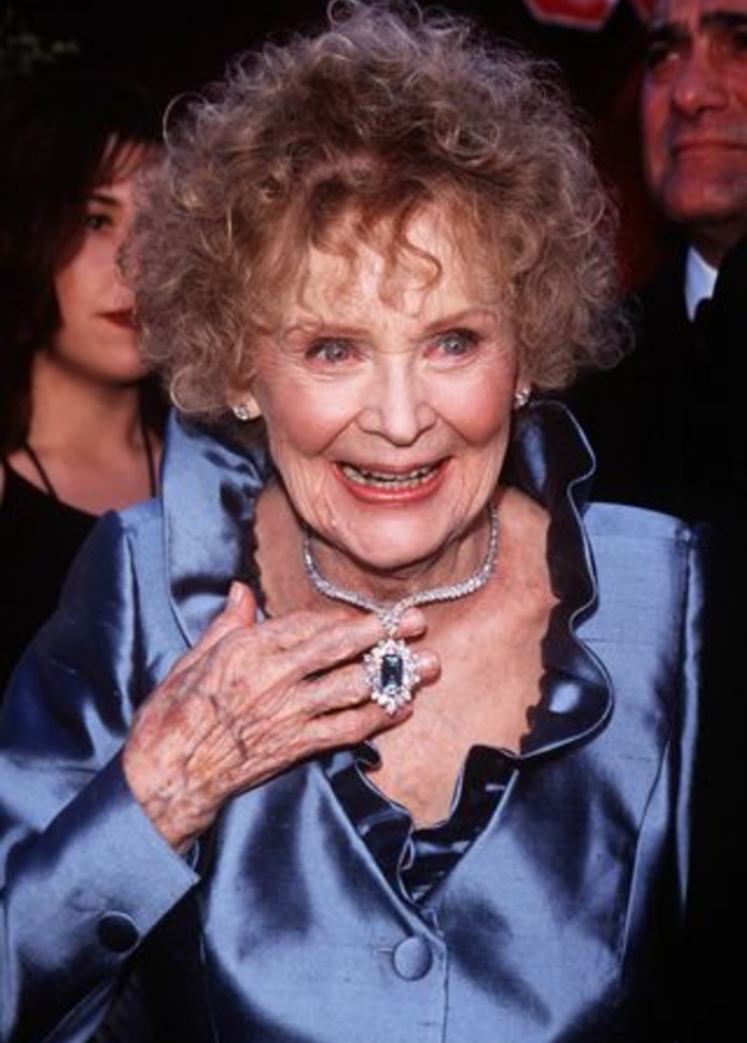 من تصميم هاري وينستون غلوريا ستيوارت بعقد قلب المحيط