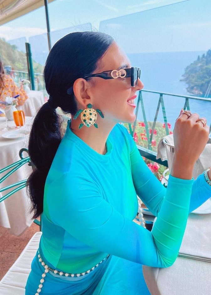 هادية غالب بأقراط السلحفاة