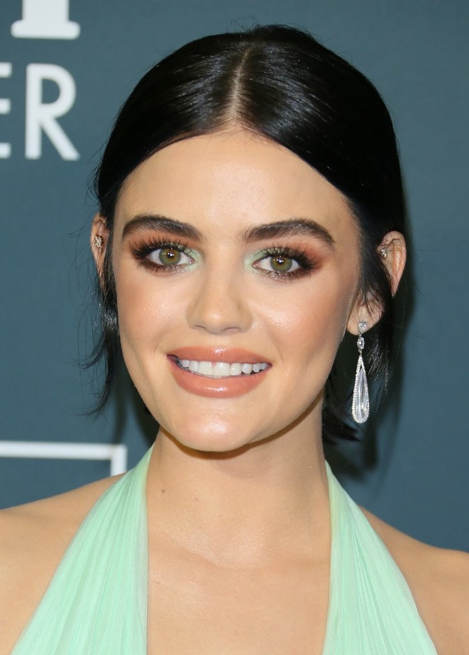 المكياج الملون مفتاح جمالك هذا الصيف استوحي خطواته من Lucy Hale