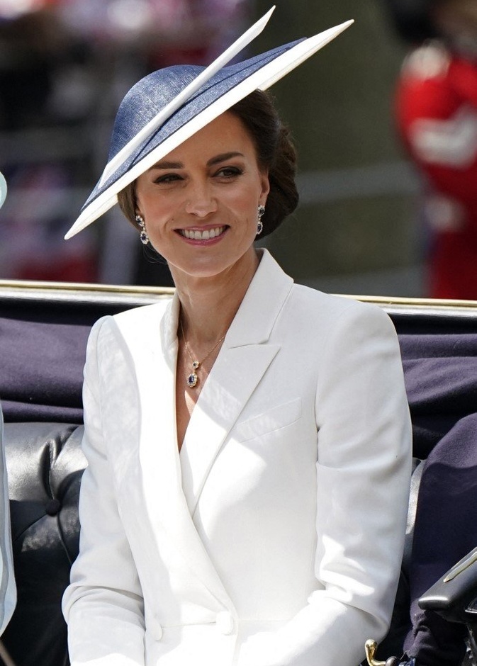  سيدات العائلة المالكة يتألقن بإطلالات أنيقة بألوان فاتحة مونوكروم في احتفالات اليوبيل البلاتيني للملكة