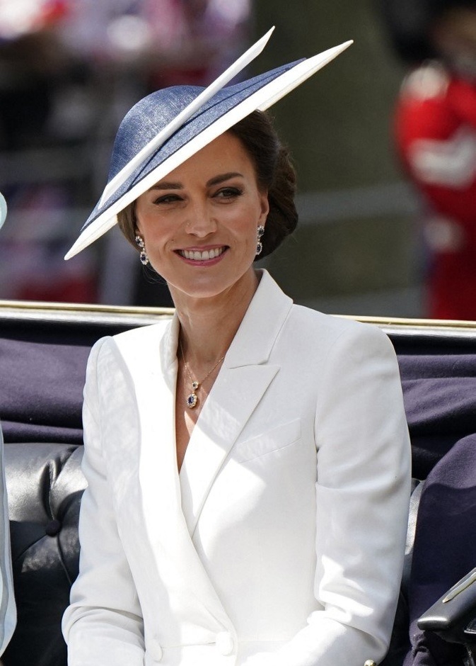 كيت ميدلتون تتألق بمجوهرات ملكية مرصعة بالألماس والياقوت الأزرق من مجوهرات الأميرة ديانا