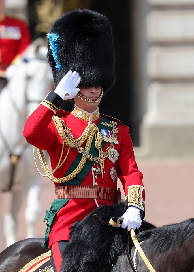 كيف اختلف زي الأمير ويليام العسكري في احتفال Trooping the Colour على مر السنين؟