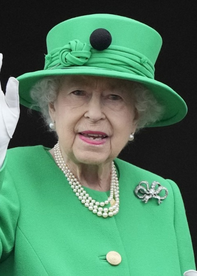 الملكة إليزابيث الثانية ملكة بريطانيا تضع دبوس باللون الأسود لتحية زوجها الراحل الأمير فيليب