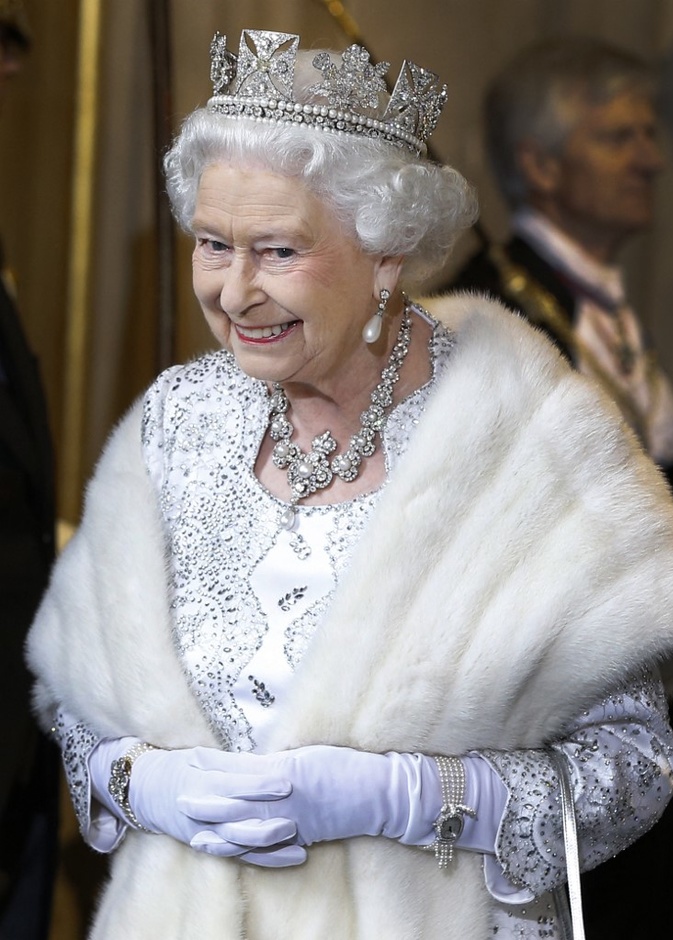 الملكة إليزابيث الثانية تصبح ثاني أطول الملوك حكمًا في العالم