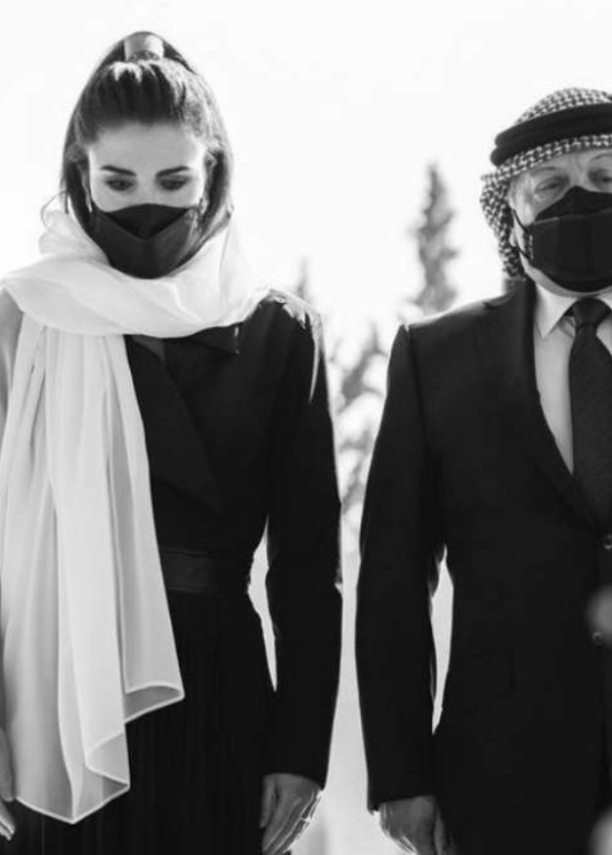 الملكة رانيا توجه الشكر للمعزين لها على وفاة والدها الراحل
