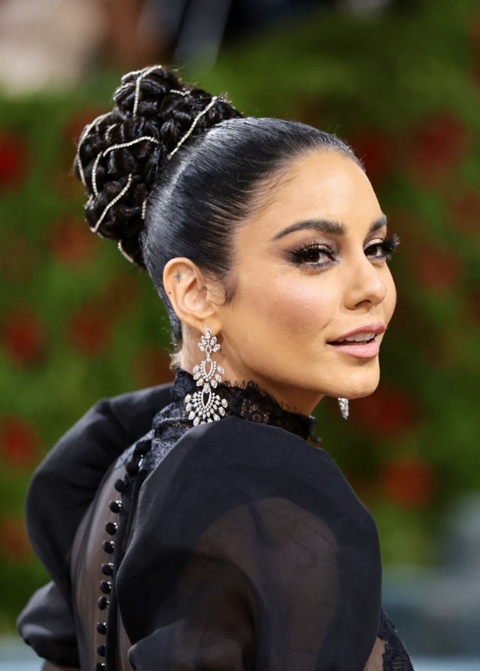 إطلالات جمالية راقية تألقي بها في السهرات على طريقة Vanessa Hudgens