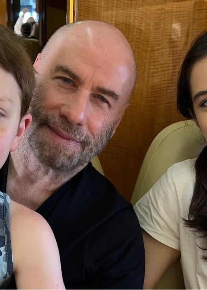 جون ترافولتا وأسرته