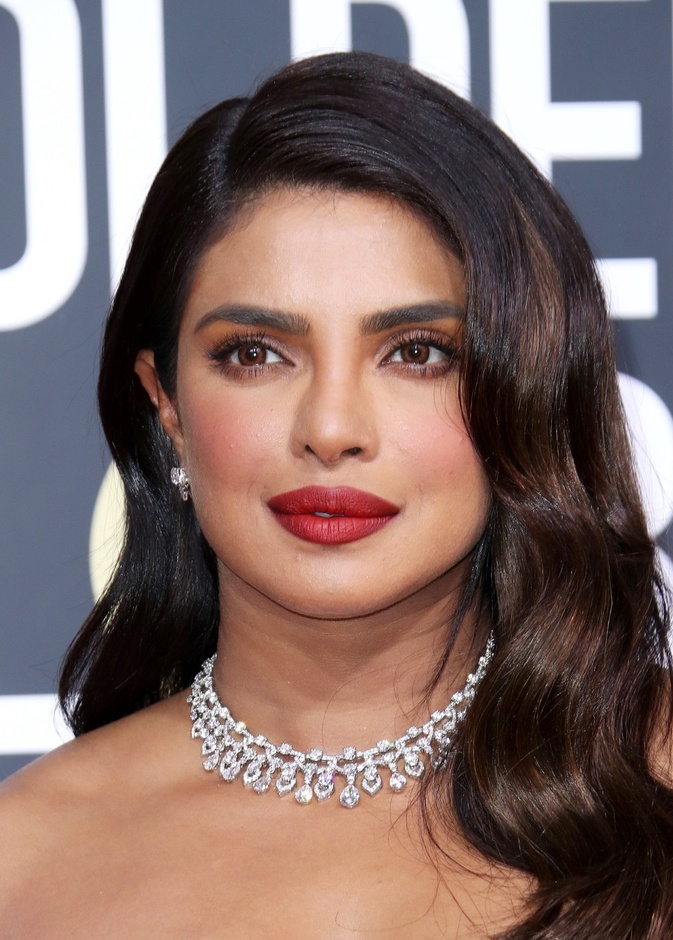 خطوات وحيل تطبيق رسمات المكياج لصاحبات العيون الكبيرة بأسلوب بريانكا شوبرا