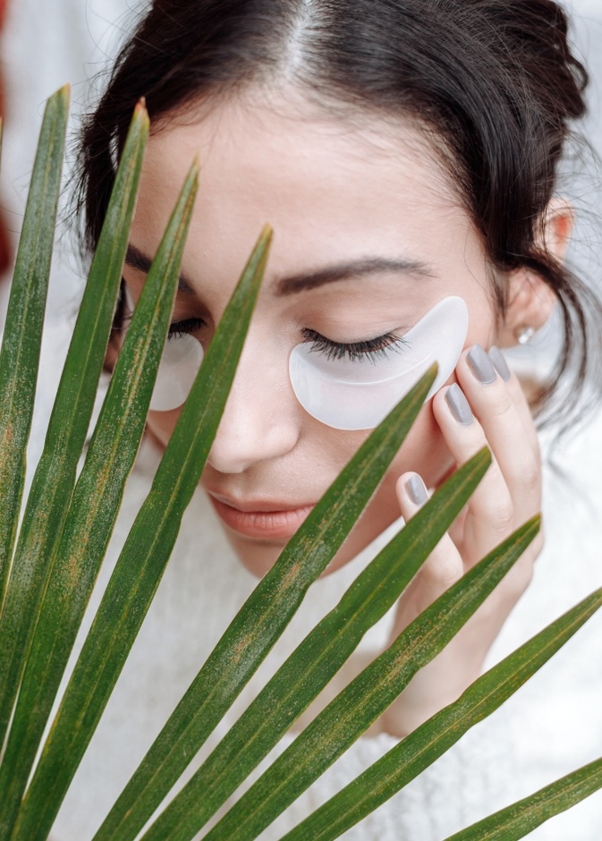 كريمات طبيعية تحت العين لإزالة الهالات السوداء